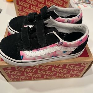 Super cute Used but still in good shape for our growing kids! Butterfly and pink